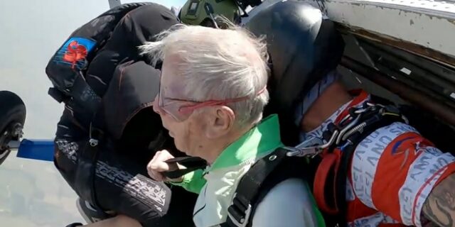 Έκανε ελεύθερη πτώση στα 103 του χρόνια: “Δεν περίμενα να ζήσω τόσο”