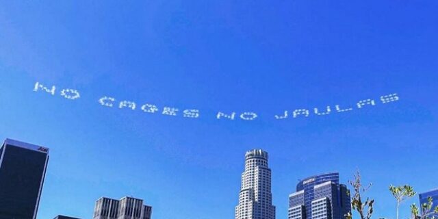 ΉΠΑ: 80 καλλιτέχνες γεμίζουν τον ουρανό με μηνύματα κατά των κέντρων κράτησης μεταναστών