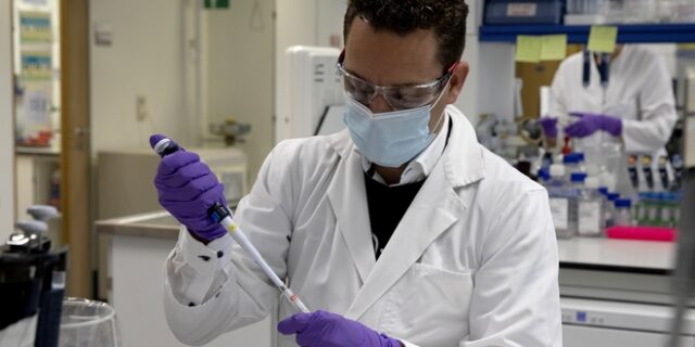 Εμβόλιο κορονοϊού: Ανακοινώνονται σήμερα τα στοιχεία από τις δοκιμές της Οξφόρδης