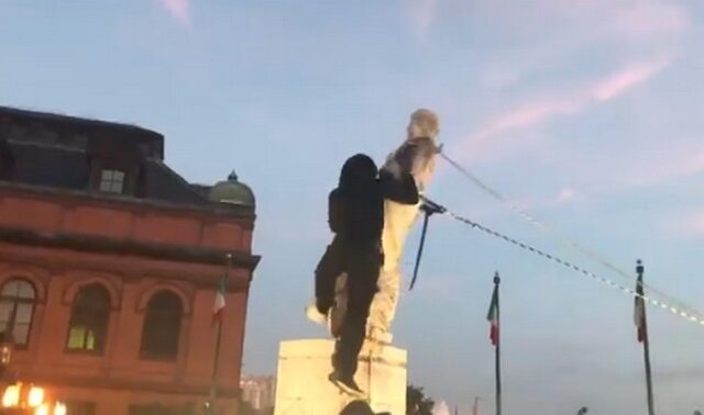 ΗΠΑ: Διαδηλωτές αποκαθήλωσαν άγαλμα του Κολόμβου και το έριξαν στο νερό