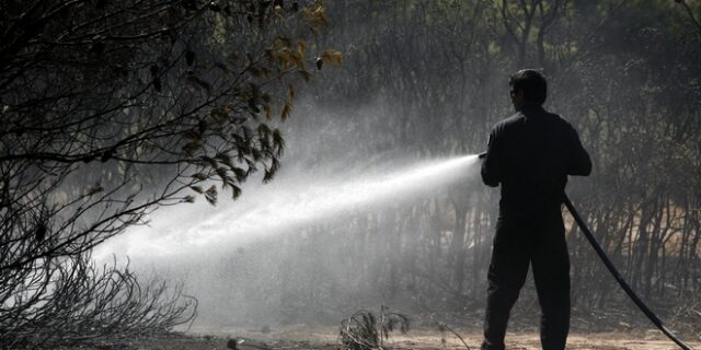 Σε ύφεση η φωτιά στην Βάρη- Αποκαταστάθηκε η κυκλοφορία