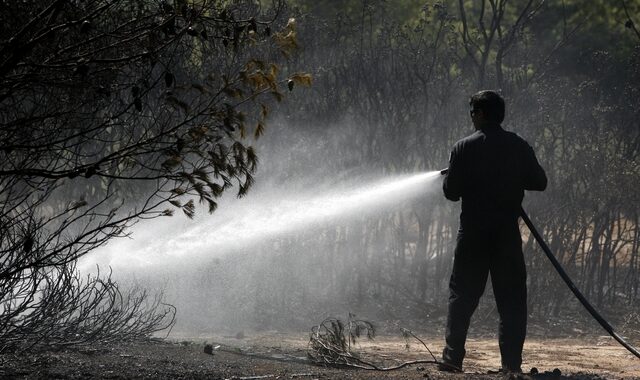 Σε ύφεση η φωτιά στην Βάρη- Αποκαταστάθηκε η κυκλοφορία