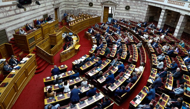 Βουλή: Σύγκρουση για το νομοσχέδιο για τις διαδηλώσεις