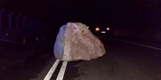 Φθιώτιδα: Βράχος χώρισε στα δύο την ΕΟ Λαμίας – Καρπενησίου