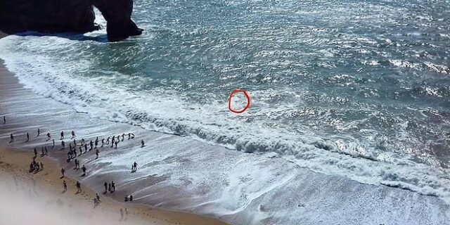 Λουόμενοι σχημάτισαν αλυσίδα για να σώσουν άνδρα από πνιγμό