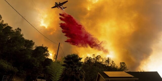 Στο έλεος της πύρινης λαίλαπας η Καλιφόρνια – Χιλιάδες άνθρωποι εγκατέλειψαν τα σπίτια τους