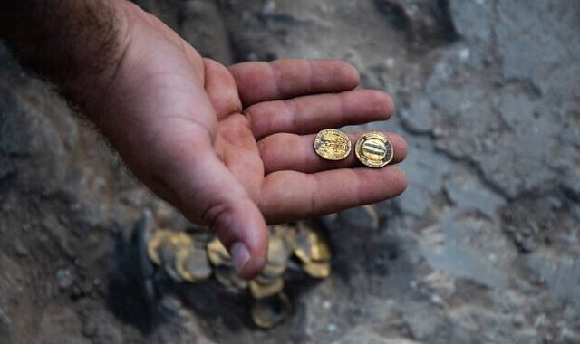 Έφηβοι ανακάλυψαν νομίσματα 1.000 ετών κατά τη διάρκεια ανασκαφών