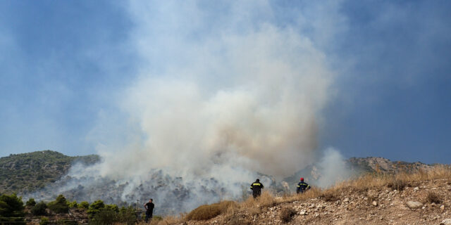 Φωτιά στη Λέσβο: Προς τη βουνοκορφή κινείται το μέτωπο – Ενίσχυση δυνάμεων