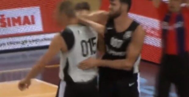 Απίστευτη αγκωνιά του Ντάριους Λαβρίνοβιτς σε αντίπαλό του