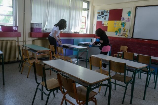 Πέτσας: Τα δύο σενάρια για τα σχολεία – Έρχονται νέα μέτρα στήριξης