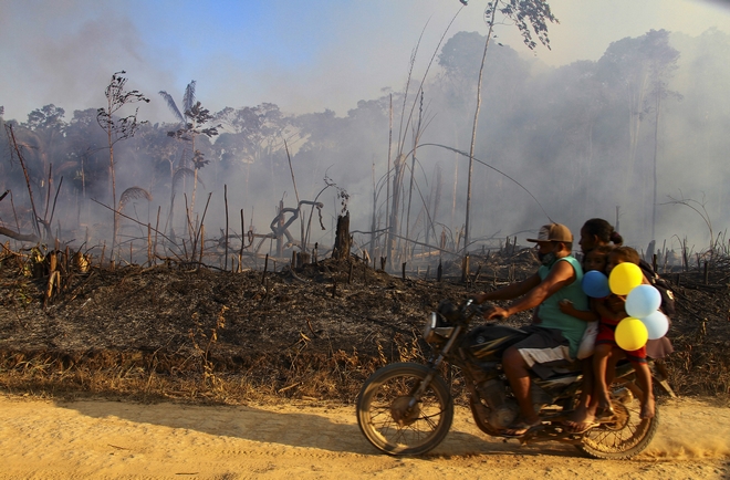 Αμαζόνιος: Μάχη με τις φωτιές – Απειλούνται σπίτια
