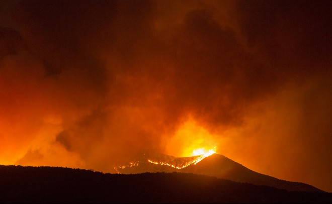 Κόλαση στην Καλιφόρνια: 7.800 άνθρωποι εγκατέλειψαν τις εστίες τους λόγω της πυρκαγιάς “Apple Fire”