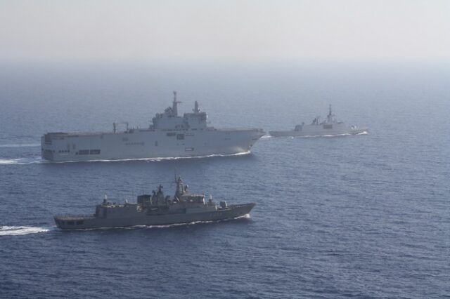 Έμπρακτη στήριξη Μακρόν: Έστειλε στην Ελλάδα δύο πολεμικά πλοία και δύο Rafale