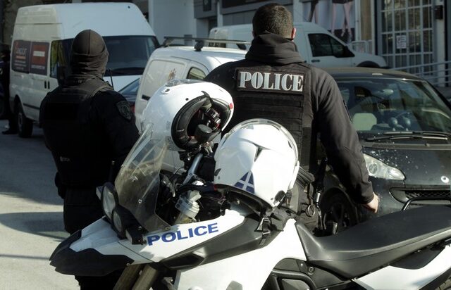 Σε καραντίνα 14 αστυνομικοί μετά τη σύλληψη αλλοδαπού θετικού στον κορονοϊό