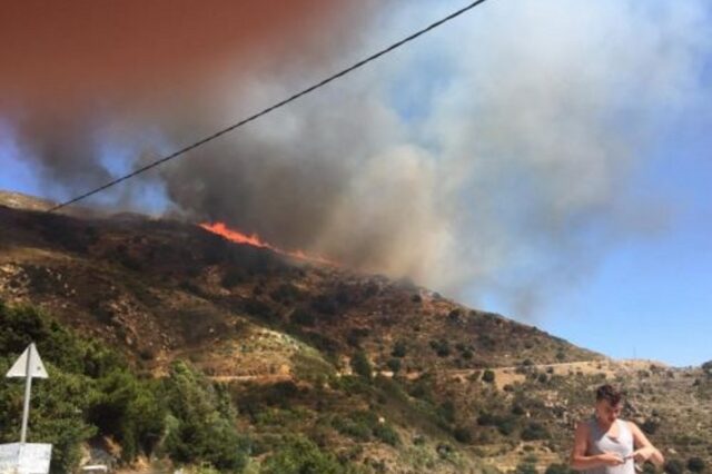 Παραμένει εκτός ελέγχου η φωτιά στην ορεινή Νάξο – Εκκενώθηκαν χωριά