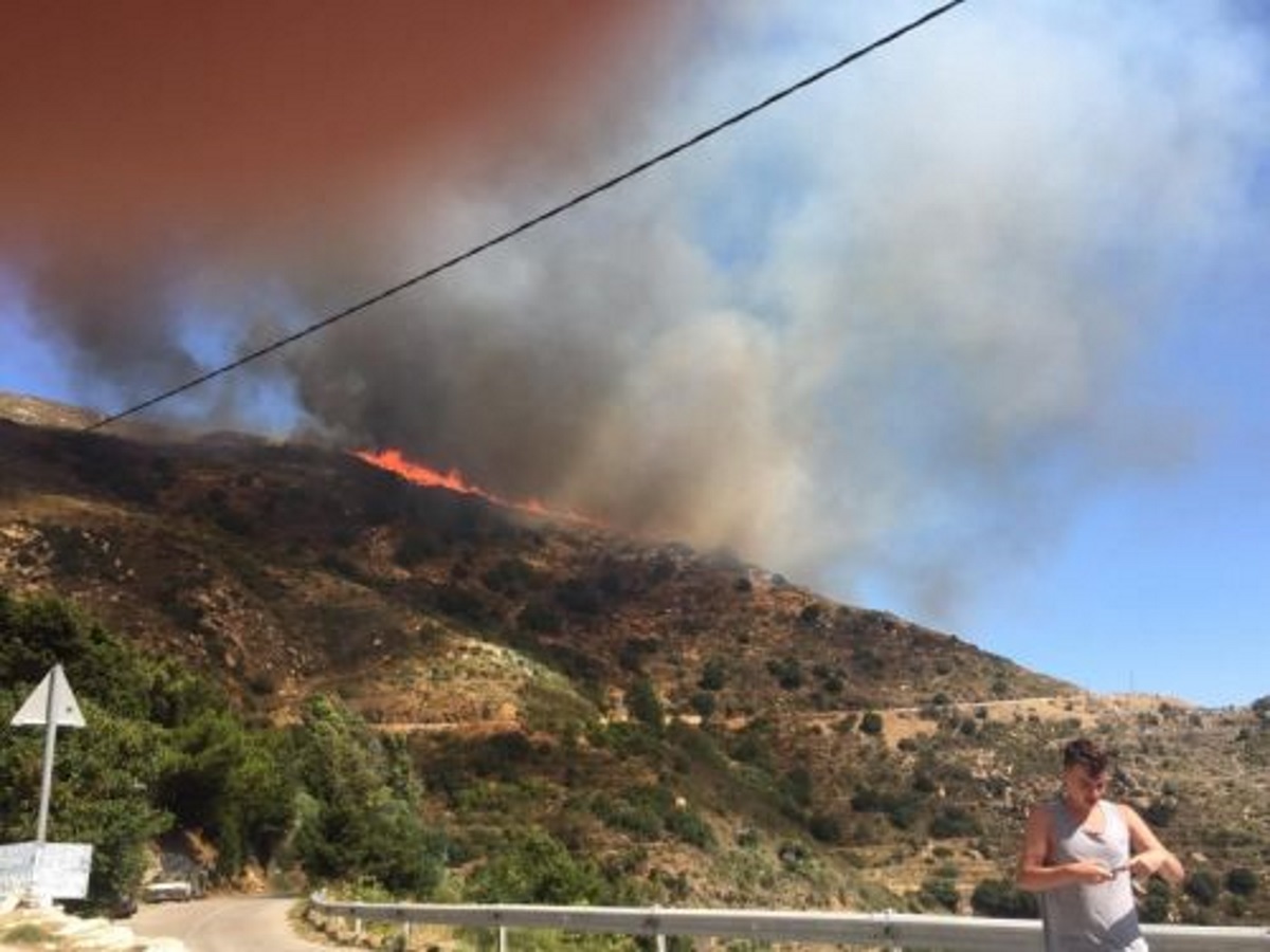 Παραμένει εκτός ελέγχου η φωτιά στην ορεινή Νάξο – Εκκενώθηκαν χωριά