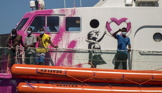 Το πλοίο του Banksy κάλεσε σε βοήθεια, μετά τη διάσωση μεταναστών στη Μεσόγειο
