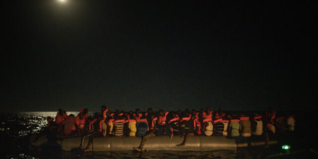 Ιταλία: Στην ξηρά οι 300 πρόσφυγες που διέσωσε το πλοίο του Banksy