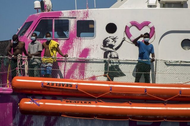 Ιταλία: Στην ξηρά 49 από τους 300 πρόσφυγες που διέσωσε το πλοίο του Banksy