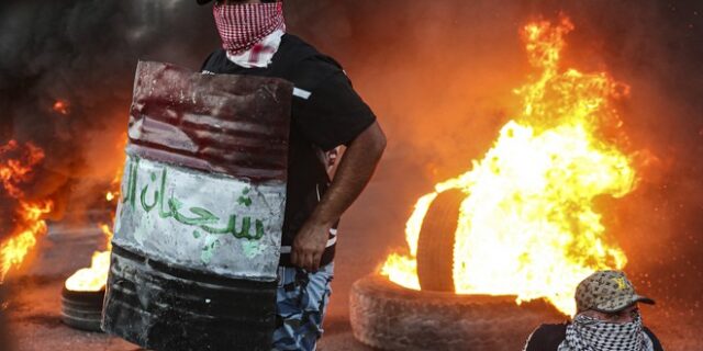 Ιράκ: Διαδηλωτές έβαλαν φωτιά στο γραφείο του κοινοβουλίου στη Βασόρα