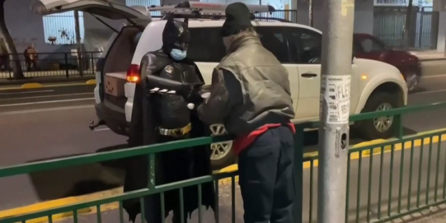 Χιλή: Ο Μπάτμαν διανέμει φαγητό στους άστεγους