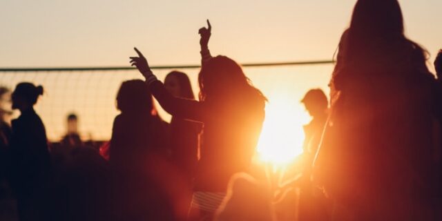 Χαλκιδική-Κορονοϊός: Οργή για συναυλία σε beach bar – 2.000 άτομα, τρεις μπάρμεν θετικοί