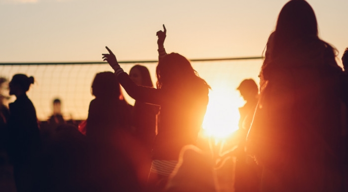 Χαλκιδική-Κορονοϊός: Οργή για συναυλία σε beach bar – 2.000 άτομα, τρεις μπάρμεν θετικοί