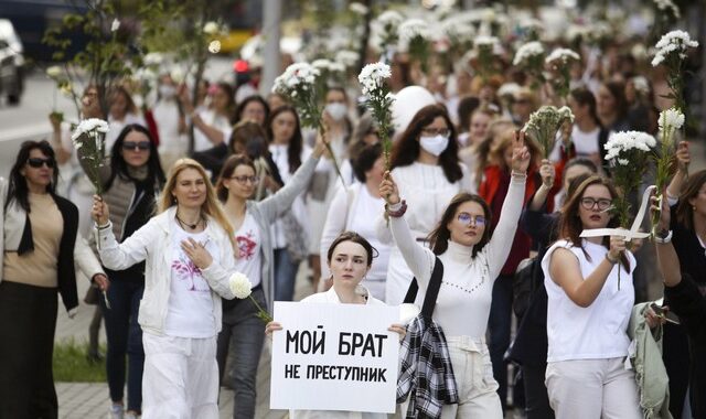 Λευκορωσία: Οι διαδηλώτριες των λουλουδιών απαιτούν ίσα δικαιώματα