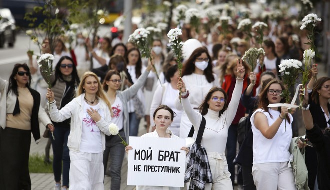 Λευκορωσία: Οι διαδηλώτριες των λουλουδιών απαιτούν ίσα δικαιώματα