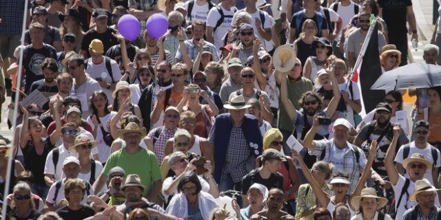 Δεκάδες χιλιάδες αρνητές της πανδημίας διαδηλώνουν στη Γερμανία