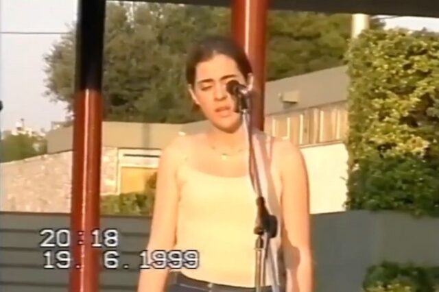 Η Νατάσσα Μποφίλιου τραγουδά τον “Ταχυδρόμο” σε σχολική γιορτή το 1999