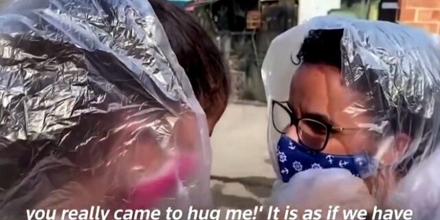 Βραζιλία: Η δασκάλα που μοιράζει αγκαλιές στους μαθητές της από σπίτι σε σπίτι