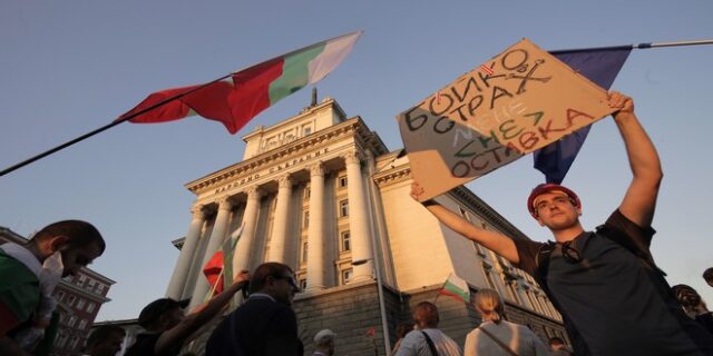 Σόφια: Οδοφράγματα, αυγά και ντομάτες κατά της κυβέρνησης Μπορίσοφ