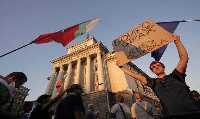 Σόφια: Οδοφράγματα, αυγά και ντομάτες κατά της κυβέρνησης Μπορίσοφ