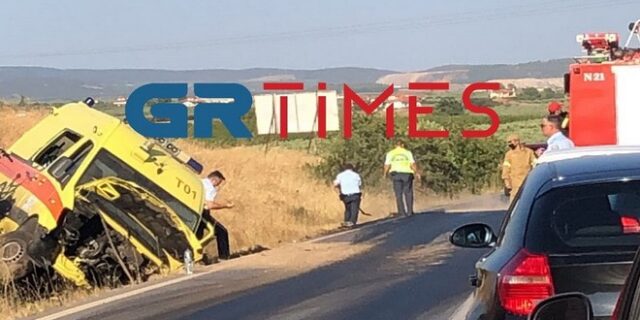 Χαλκιδική: Σύγκρουση ασθενοφόρου του ΕΚΑΒ με δύο ΙΧ – Τρεις τραυματίες