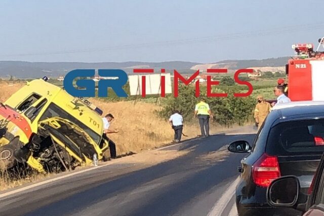 Χαλκιδική: Σύγκρουση ασθενοφόρου του ΕΚΑΒ με δύο ΙΧ – Τρεις τραυματίες