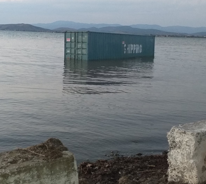 Πλημμύρες στην Εύβοια: Κοντέινερ μέσα στη θάλασσα και νησιά από σκουπίδια
