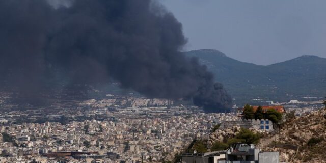 Φωτιά στη Μεταμόρφωση: Κίνδυνος από το τοξικό νέφος
