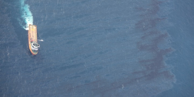 Φωτιά σε φορτηγό πλοίο με ελληνική σημαία – Ένας νεκρός