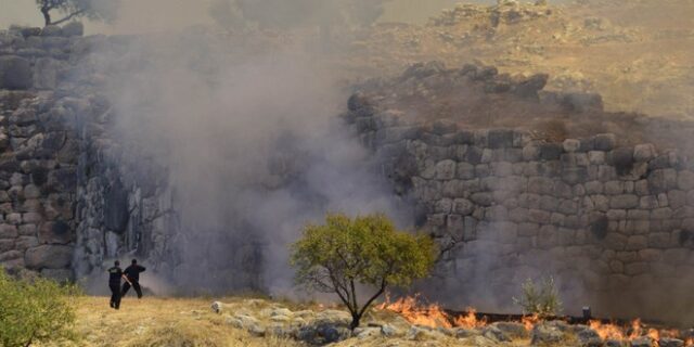 Φωτιά στις Μυκήνες, κοντά στον αρχαιολογικό χώρο