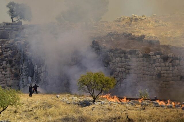 Φωτιά στις Μυκήνες, κοντά στον αρχαιολογικό χώρο