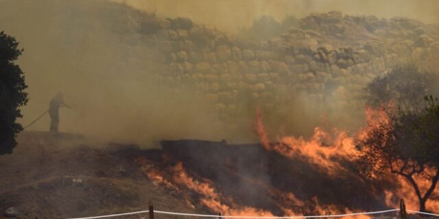 Εκκενώθηκε ο αρχαιολογικός χώρος των Μυκηνών – Πέρασε η φωτιά από το σημείο