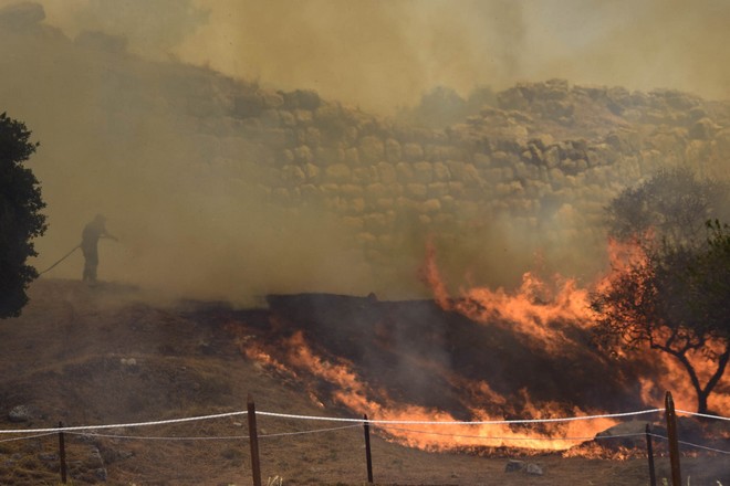 Εκκενώθηκε ο αρχαιολογικός χώρος των Μυκηνών – Πέρασε η φωτιά από το σημείο