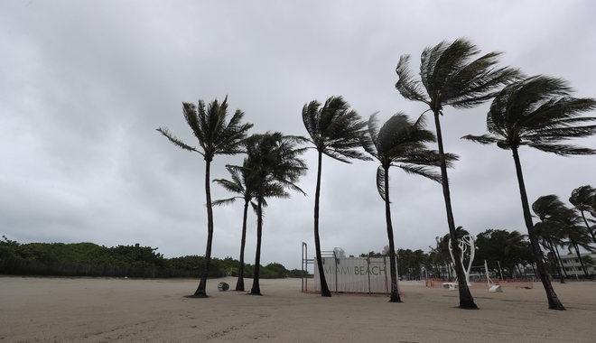 Η τροπική καταιγίδα “Ησαΐας” πλησιάζει τις ακτές της Φλόριντα