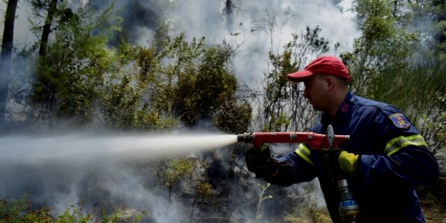 Φωτιά στο Πέραμα – Δεν απειλούνται σπίτια