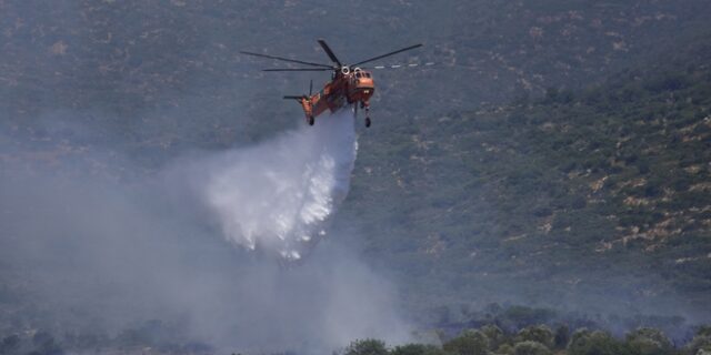 Σκύρος: Φωτιά σε δύσβατη περιοχή – Επιχειρούν και εναέρια μέσα