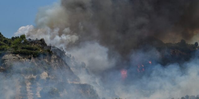 Στα όρια της προηγούμενης φωτιάς στην Κορινθία το μέτωπο στα Αθίκια – Σε ύφεση στη Λέσβο