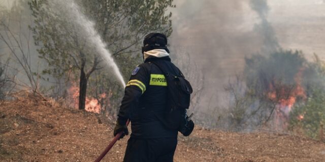 Υπό μερικό έλεγχο η φωτιά στο Κορωπί