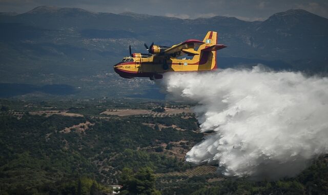 Προληπτική εκκένωση τριών οικισμών στη Μάνη – Μαίνεται σε δύο μέτωπα η φωτιά