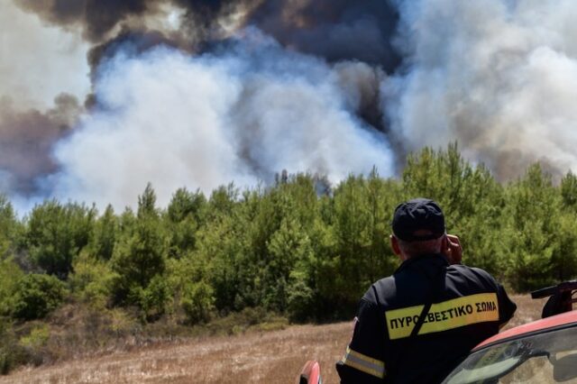 Φωτιά στη Μάνη: Ενισχύθηκαν οι δυνάμεις της Πυροσβεστικής – Μάχη με τις αναζωπυρώσεις